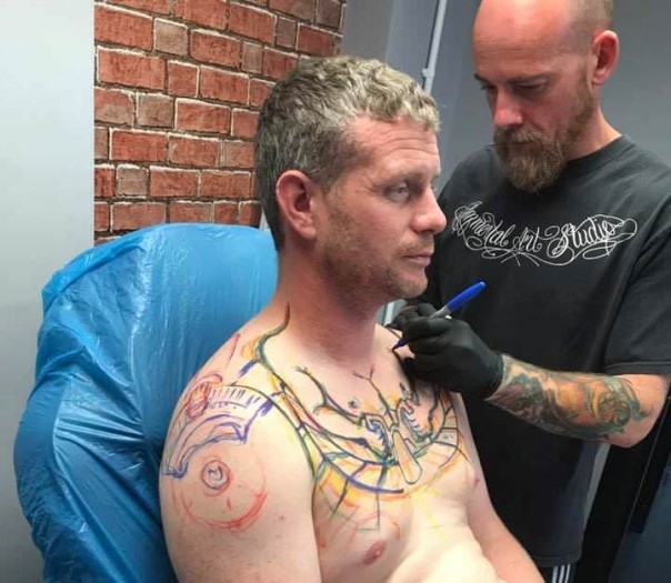 Дальнобойщик ради шутки набил нелепую тату и на следующий день стал знаменитым