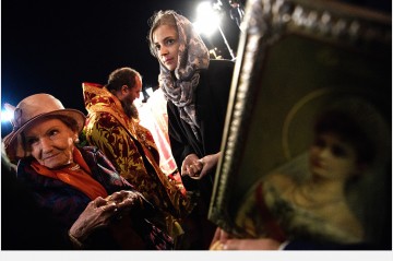 Поклонская с иконой Николая II прошла крестным ходом во главе колонны в Екатеринбурге