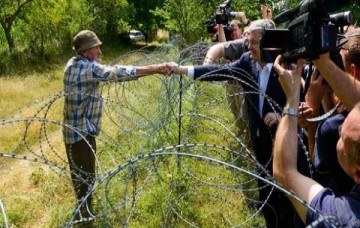 Порошенко в Грузии через границу поздоровался за руку с жителем Южной Осетии