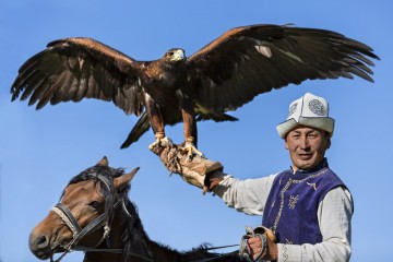 Атамбаев выступил против перехода киргизского языка на латиницу