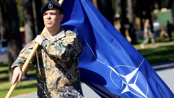 Парад Зависимости и голубенькие шейные платочки