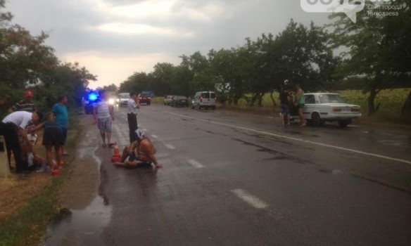 В воскресенье вечером на трассе под Николаевом неизвестные открыли стрельбу и напали на автомобиль