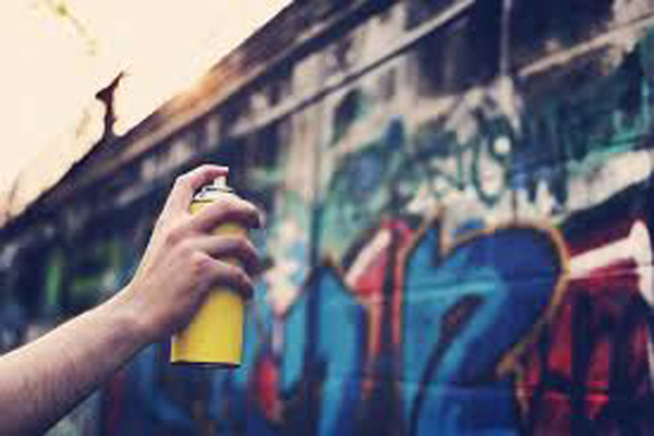 В Киеве граффитчики с битами задержали электричку на полчаса, разрисовав вагоны