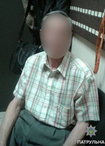 В Днепропетровске полицию и СБУ подняли на охоту за нищим стариком, раздававшим листовки с георгиевскими лентами