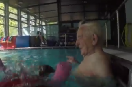 Самый старый инструктор по плаванию в мире