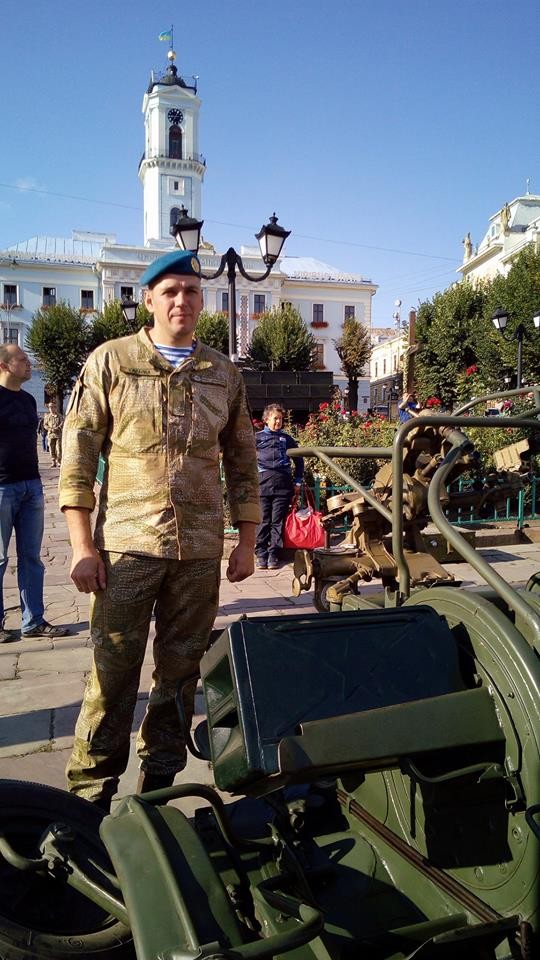 С утра пахнет перегаром — это украинские военные празднуют «день флага»