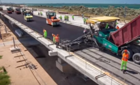 На Керченском мосту, который «невозможно построить» по версии Украины, началась укладка асфальта