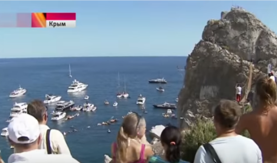 Спортсмены со всего мира съехались в Крым на соревнования по экстремальным прыжкам в воду.