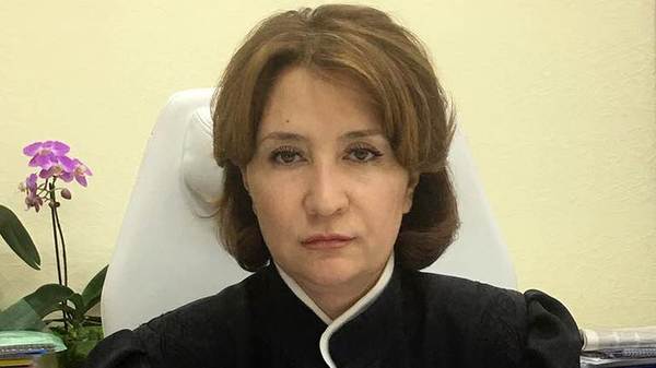 Крах судьи. «Судья Хахалева» на фото с авторитетами умерла в 90-е