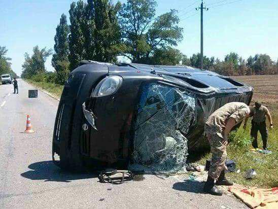 Кровавое ДТП на Херсонщине: военный БТР выехал на «встречку» и раздавил легковушку. Пассажир погиб на месте