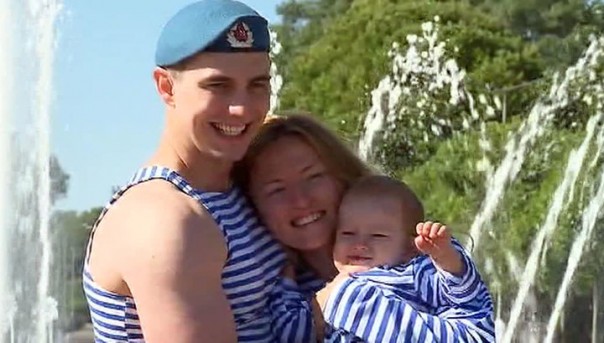 В России отмечают День ВДВ. Владимир Путин и командующий ВДВ России генерал-полковник Андрей Сердюков поздравили "крылатую пехоту" с праздником