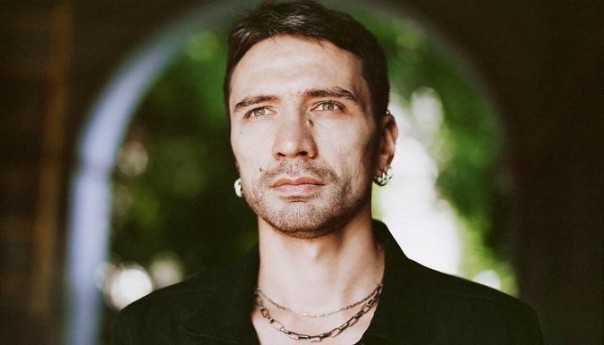 «Цой вернулся»: Сеть в восторге от песни сына солиста группы «Кино»