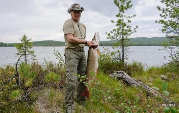В сети опубликовали кадры подводной охоты Путина на щуку