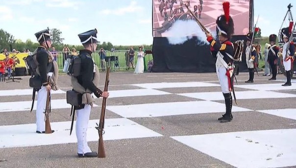 На Бородинском поле сыграли в "Живые шахматы"