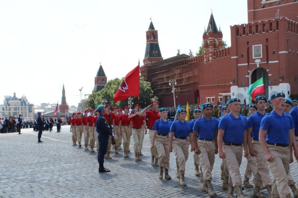 Юнармейцы маршируют на Красной площади