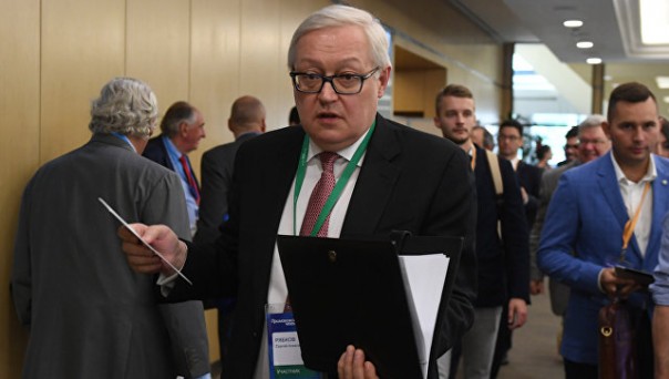 Россия отреагирует на ответ США на сокращение их дипмиссий, заявил Рябков