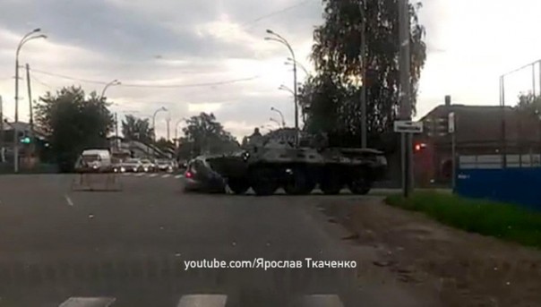 KIA врезалась в БТР. Видео