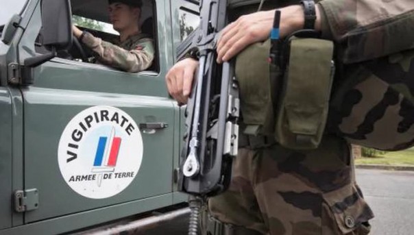 Под Парижем машина врезалась в группу военных и скрылась