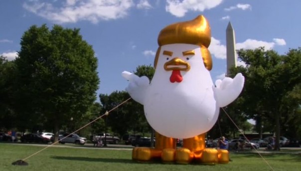 У Белого дома поставили огромного надувного цыпленка с прической в стиле Трампа