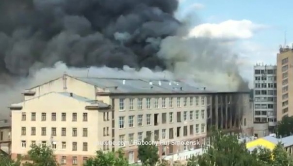 В Смоленске горит швейная фабрика. Есть жертвы