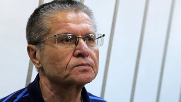 Сечин лично передал взятку Улюкаеву, заявил прокурор