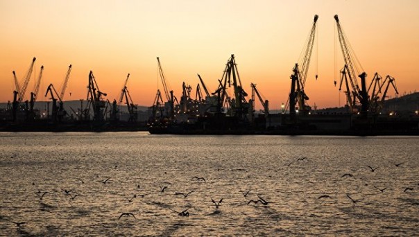 Путин поручил перевести в рубли тарифы на погрузку в портах