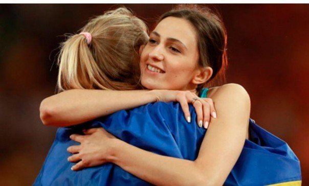 Украинская прыгунья завернула россиянку в свой флаг