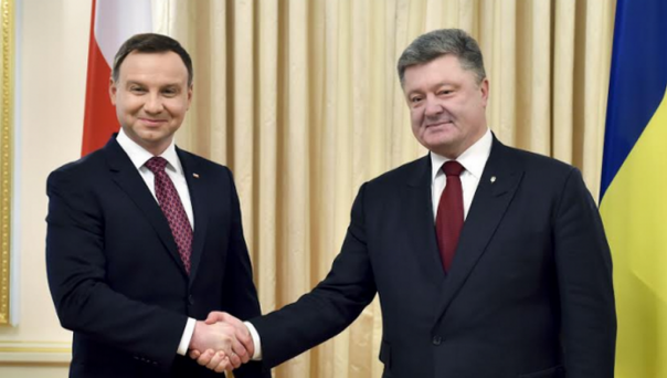 Шляхта лижет сапоги холопов?