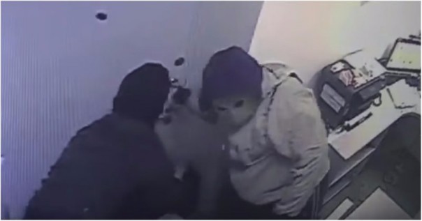 В Казахстане двое мужчин провернули эффектное ограбление отделения банка