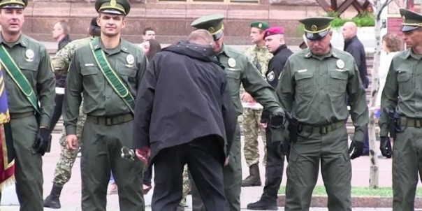 Охрана Порошенко обыскала офицеров ВСУ перед парадом