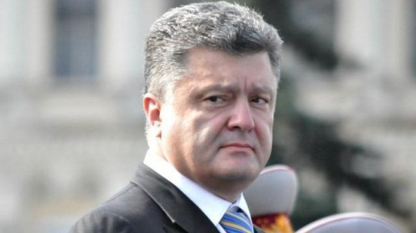 Фанатикам Порошенко тут не место: в Киеве толпа набросилась на мужчину с плакатом президента