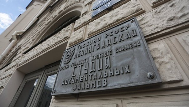 Студию режиссера Алексея Учителя забросали "коктейлями Молотова"