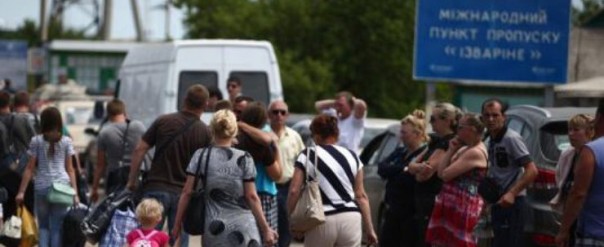 Стремительно нищающие украинцы бегут из страны целыми семьями
