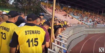 Не дали сжечь флаг России: ультрас львовских "Карпат" подрались с мариупольскими стюардами