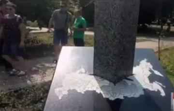 Меч, пронзающий карту России: в Киеве открыли новый памятник, украв идею из компьютерной игры