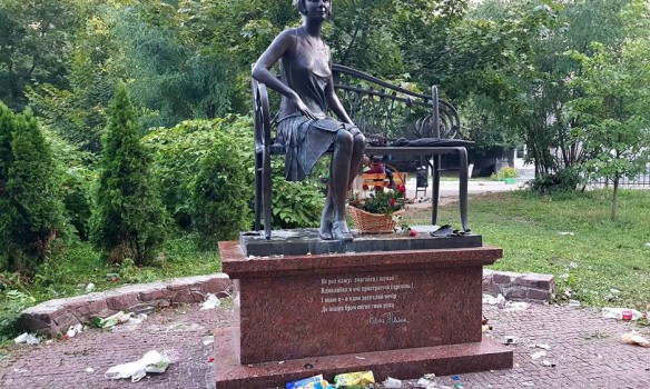 Горы мусора, кражи мобильных и "скорые" для "перепивших": Как первокурсники КПИ отмечали посвящение в студенты