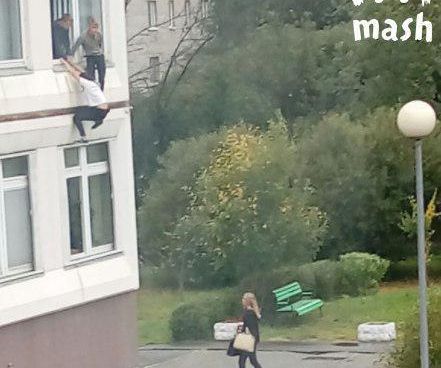 В Подмосковной школе ученик устроил стрельбу, есть пострадавшие (Видео с места вооружённого нападения на школу)