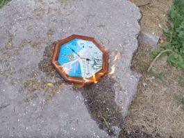 В центре Одессы радикалы "атаковали" настенные часы с российской символикой