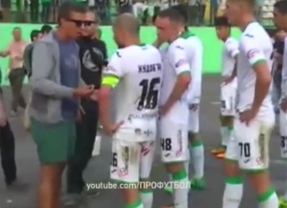 Фанаты украинского клуба заставили футболистов раздеться на поле