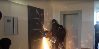 ОМОНу пришлось вскрывать дверь красноярского педофила циркулярной пилой — видео