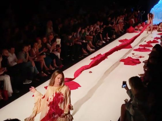 Турецкий дизайнер устроил "кровавую резню" на подиуме в Стамбуле