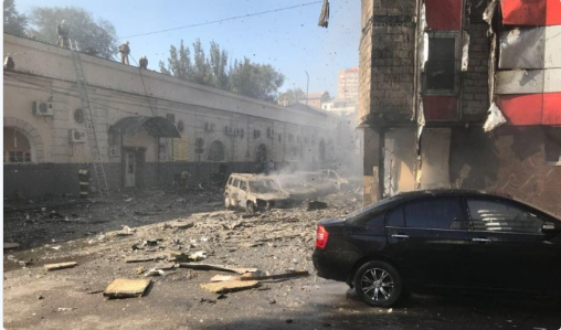 В Ростове 10-этажное здание полностью охватило пламенем, очевидцы сообщают о выпрыгивающих людях