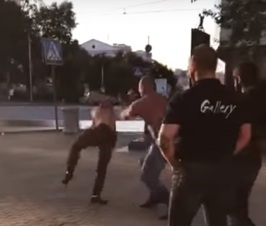 Драка до смерти: Появились 3 видеозаписи жестоких столкновений чемпиона по пауэрлифтингу и миксфайтера