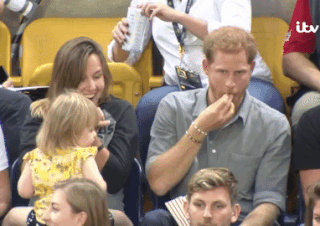 Девочка, воровавшая попкорн у принца Гарри, стала звездой Сети