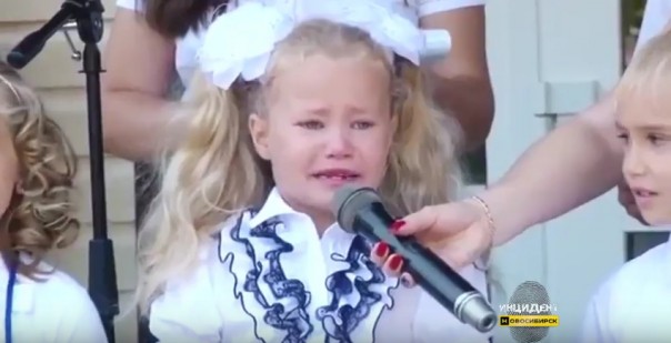 Новосибирск. Первоклашка расплакалась на линейке