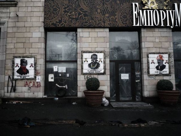 В Киеве мойщики стен уничтожили память о "революции гидности"