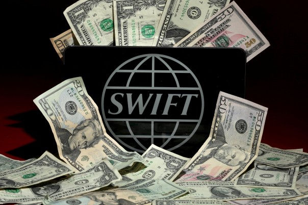 SWIFT подтверждает: расчеты в долларах сокращаются