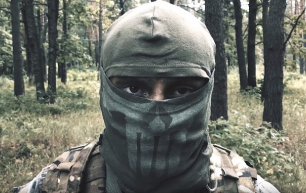 Всем боятцо! Кастрюлеголовый воин решил нагнать жути русским на Донбассе