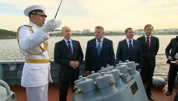 Владимир Путин поднялся на борт корвета "Совершенный"