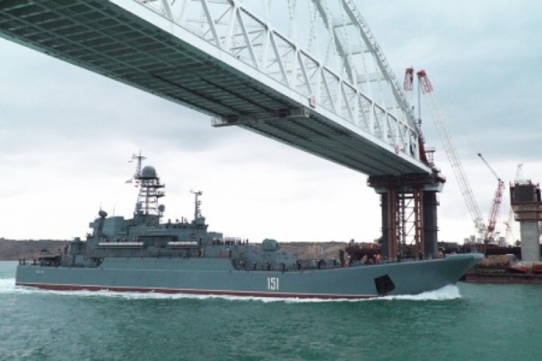 Большой десантный корабль Черноморского флота «Азов» под Крымским мостом: «Все тут входит и выходит. Замечательно выходит!»